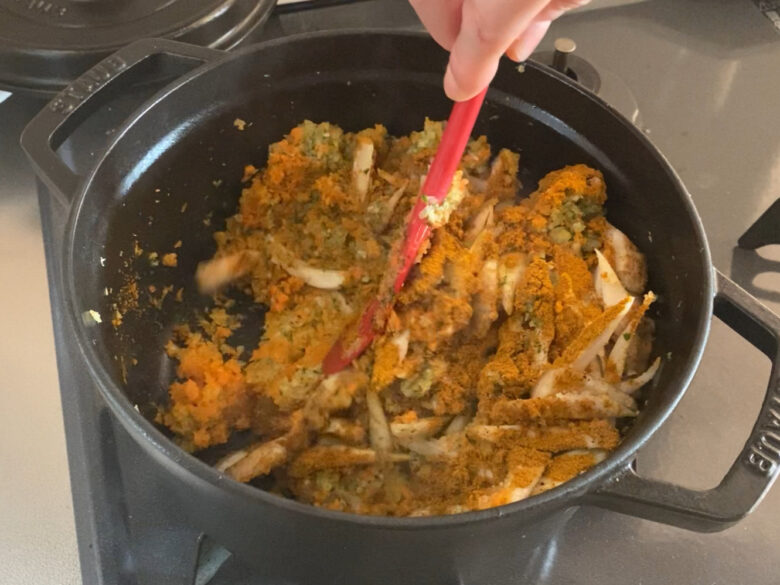 ストウブ鍋で炒めた野菜にカレー粉を加えた様子
