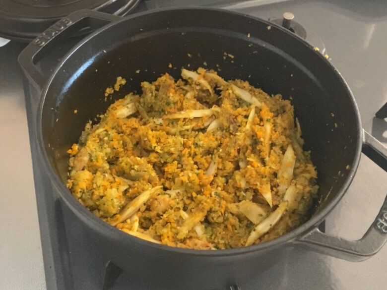 ストウブ鍋でカレー粉を加えて炒めたみじん切りした野菜