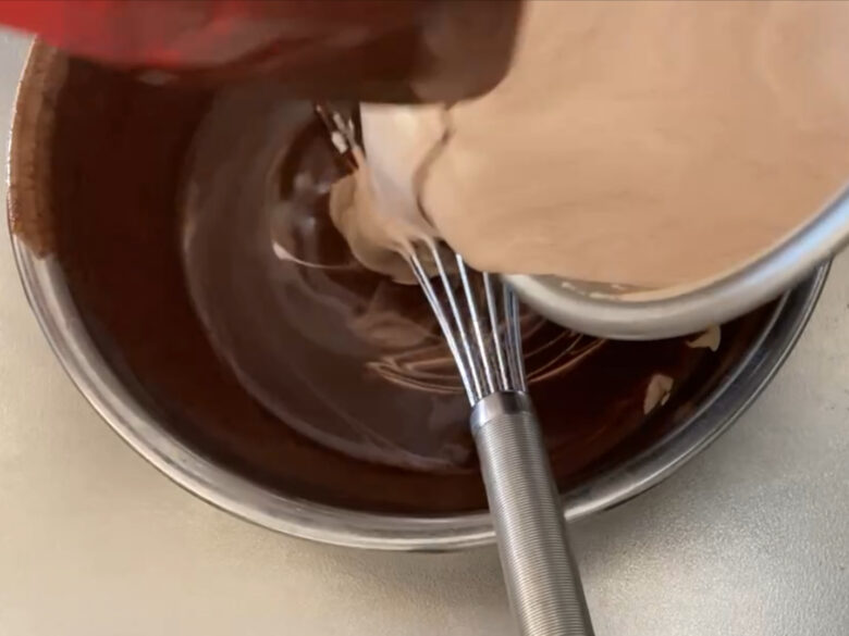 濃厚チョコレートムースケーキの生地を混ぜ合わせている様子