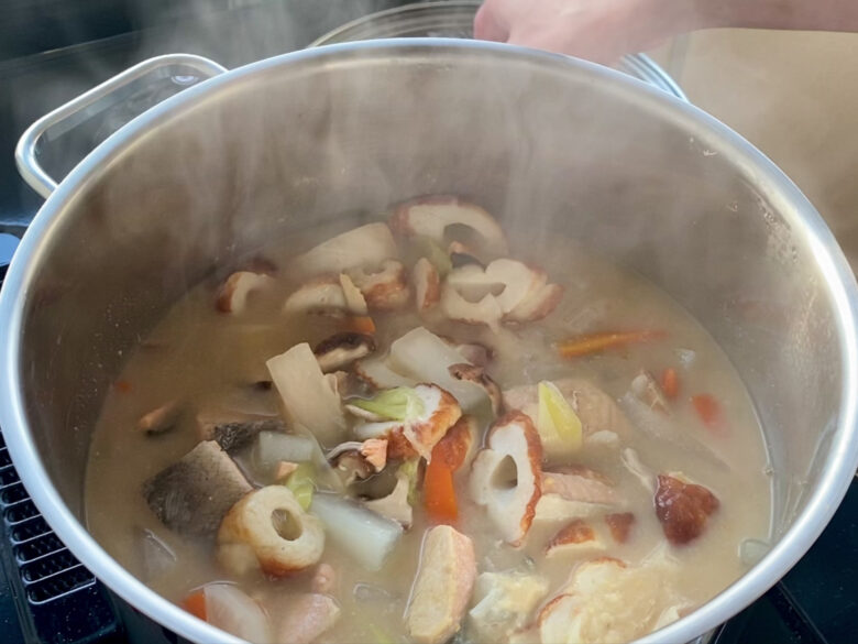 鍋で作った鮭と大根の粕汁