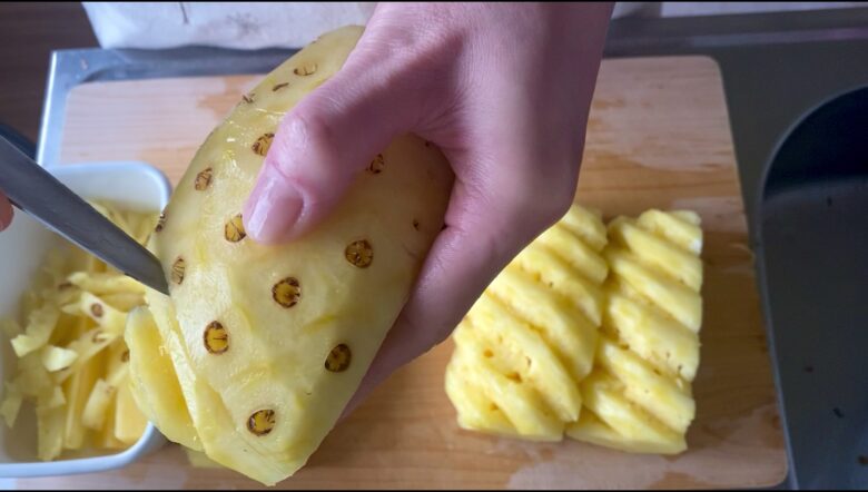 パイナップルのとげをペティナイフで切っている様子-1