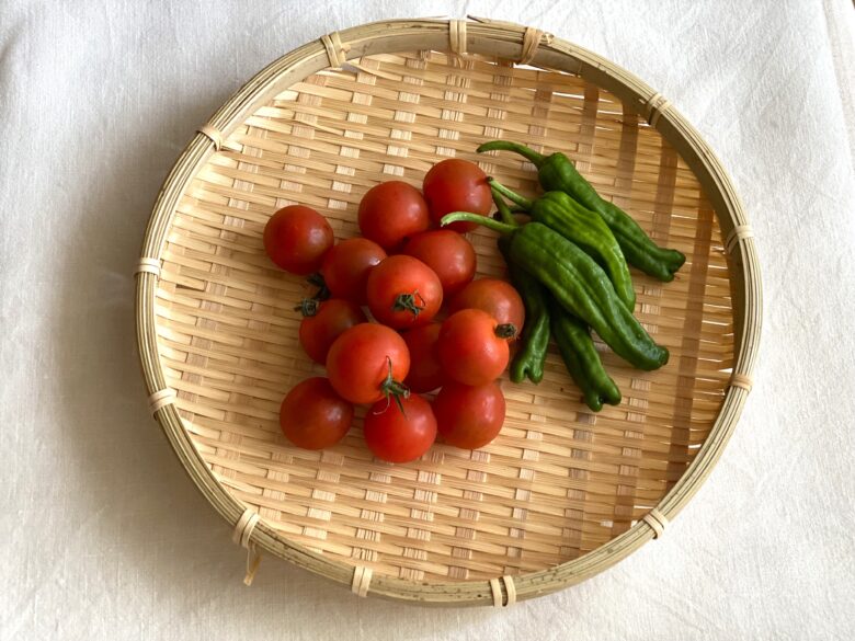 ザルに入った宮崎県産プチトマトとししとう