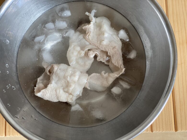 氷水で冷やしている豚バラ薄切り肉