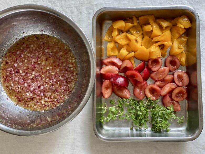 すもも（プラム）と桃太郎ゴールデントマトと紫玉ねぎのマリネサラダの材料