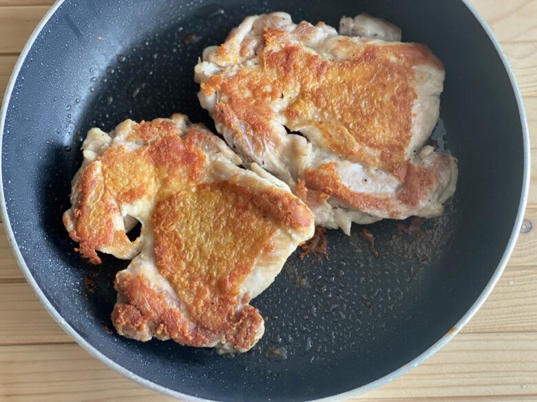 フライパンでこんがり焼いた鶏もも肉