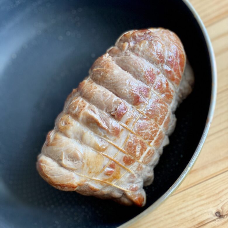 フライパンで焼きめをつけた豚肩ロースブロック肉