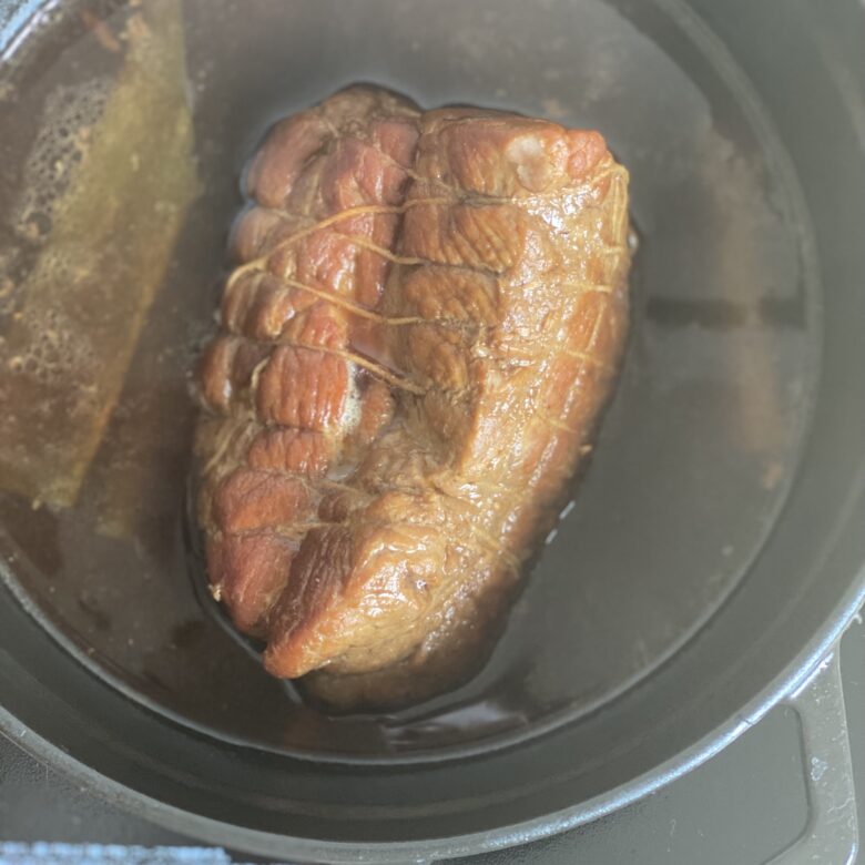 鍋で温めなおしている本格やわらか豚肉チャーシュー