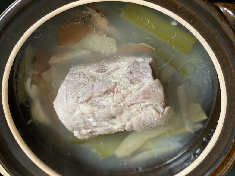 土鍋でゆでた豚肩ロース肉の塩豚