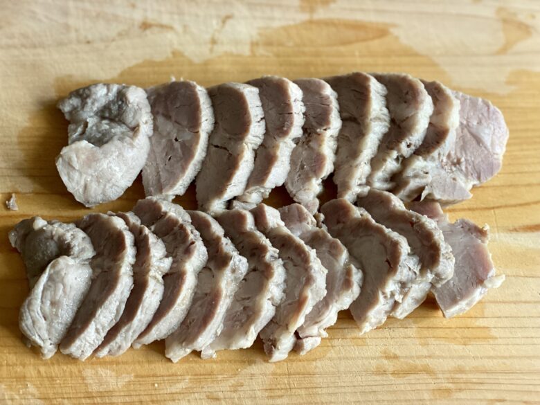 スライスしたゆでた豚肩ロース肉の塩豚