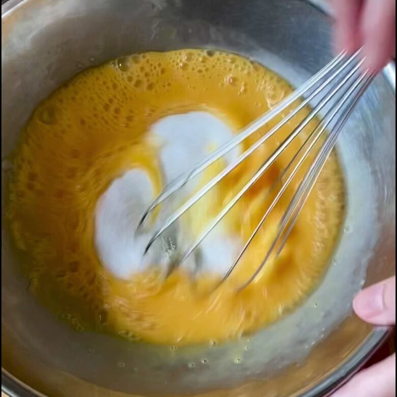 溶いた卵にグラニュー糖を混ぜている様子