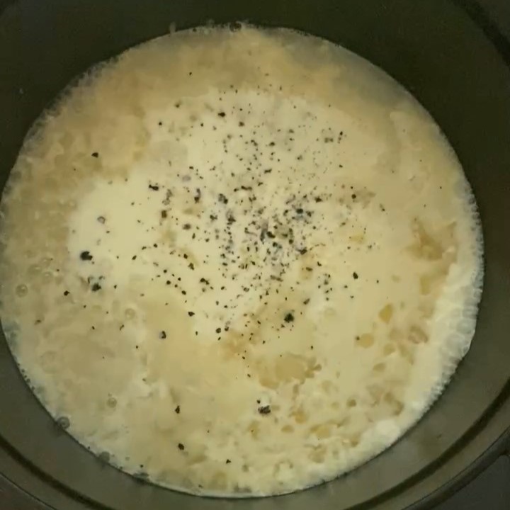 鍋で沸騰させたミルクスープ