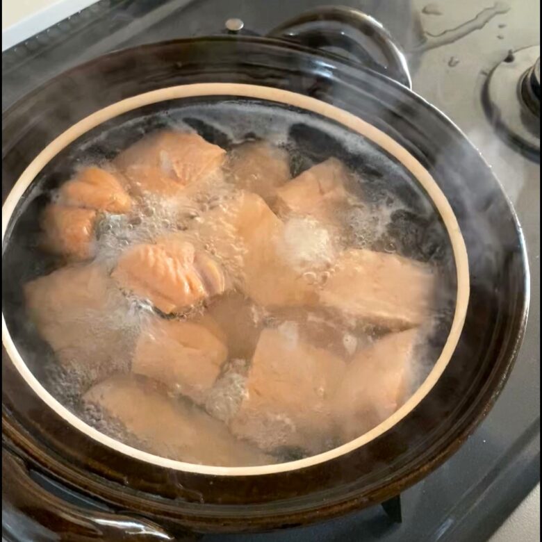 鍋でゆでている秋鮭
