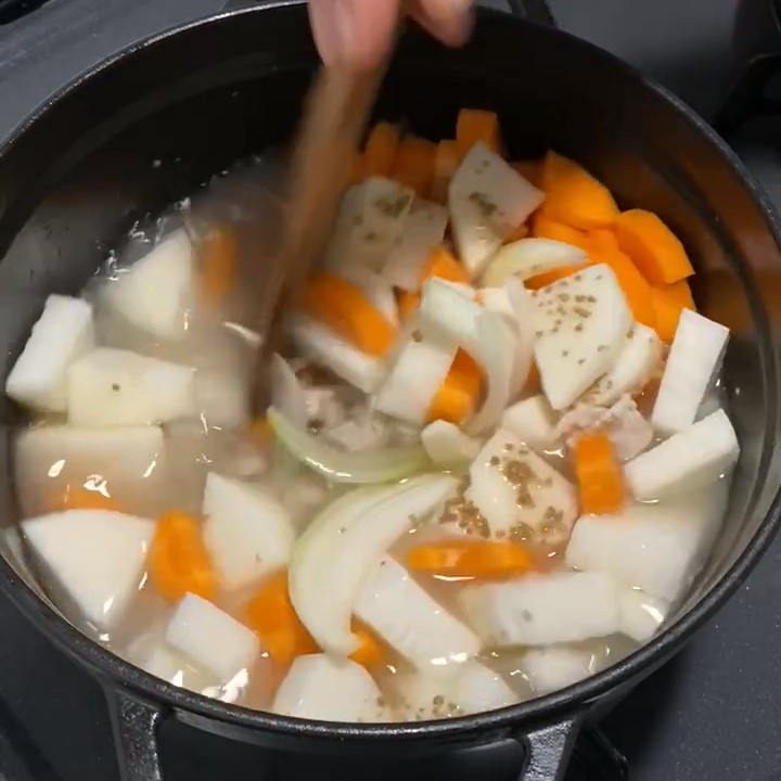 だし汁で煮込んでいる野菜