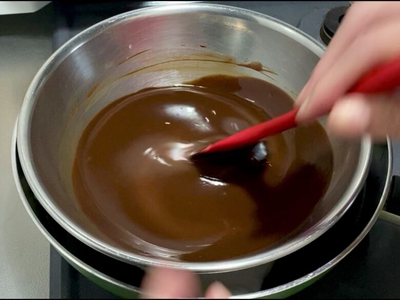 湯煎でチョコレートとバターを溶かしている様子