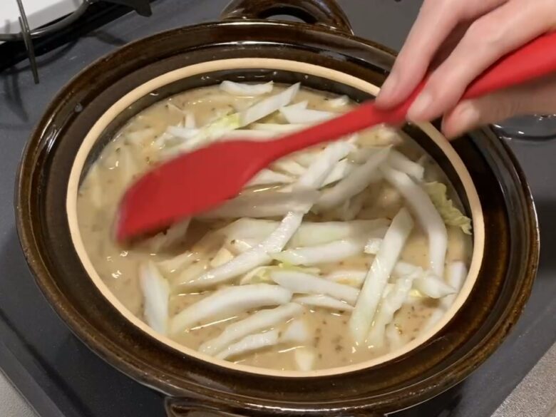 土鍋で白菜の芯をゆでている様子