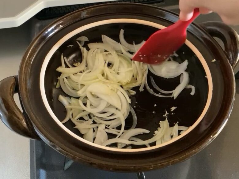 土鍋で玉ねぎを炒めている様子