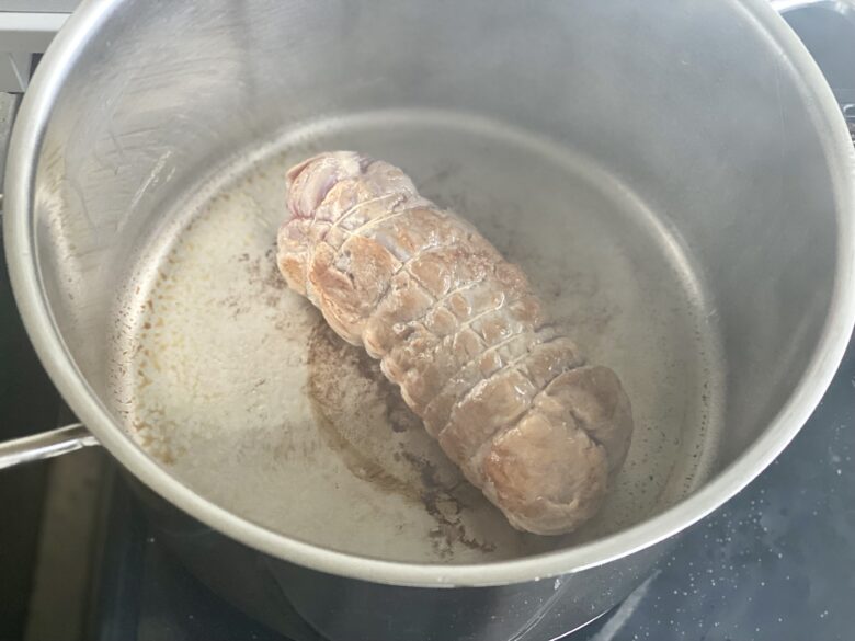 鍋で表面を焼いている塩豚