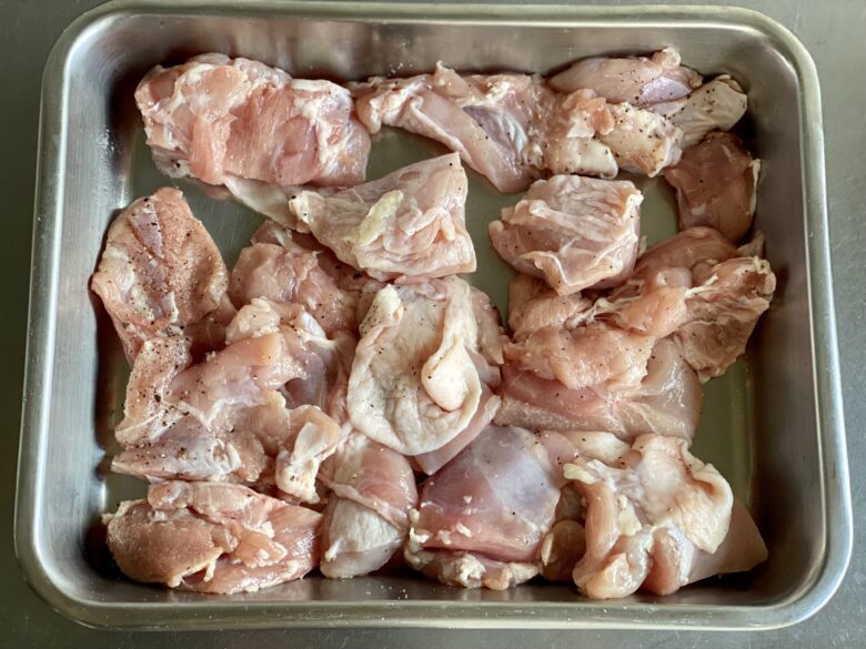 バットにある塩胡椒で下味をつけた鶏もも肉