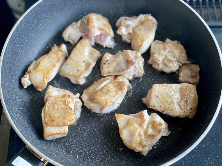 フライパンで焼いているひと口大に切った鶏もも肉
