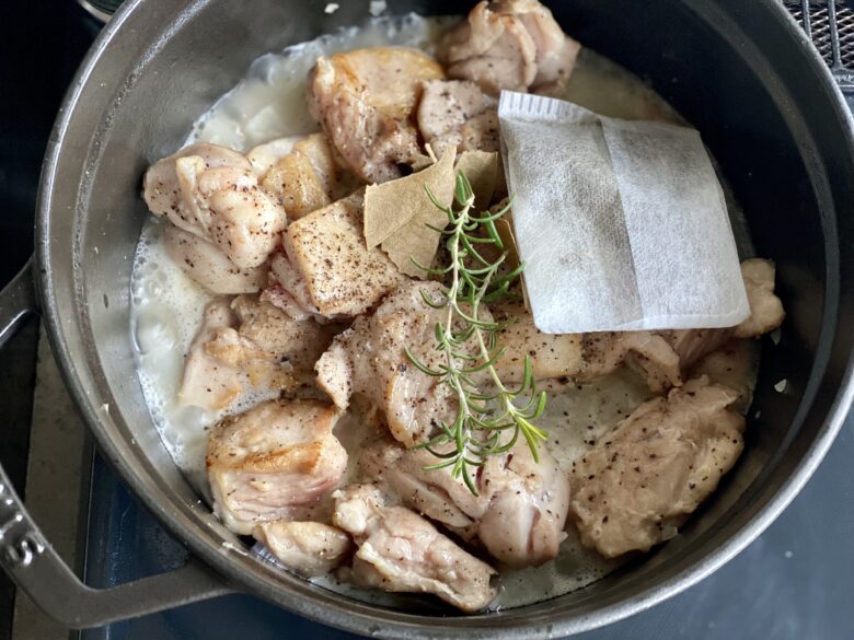 ストウブ鍋で作る鶏もも肉とかぶの白ワイン煮込み