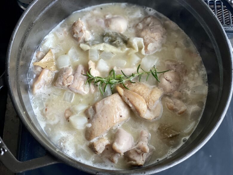 ストウブ鍋で煮込んでいる鶏もも肉とかぶ
