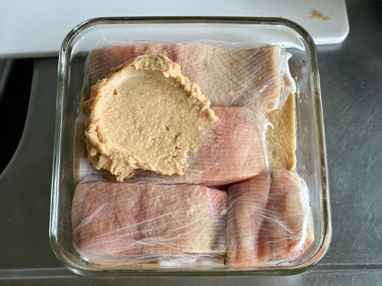 イワキ保存容器で漬ける生鮭とみそ粕