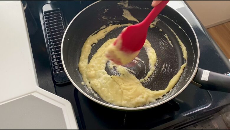 フライパンでバターと小麦粉を炒めている様子-1