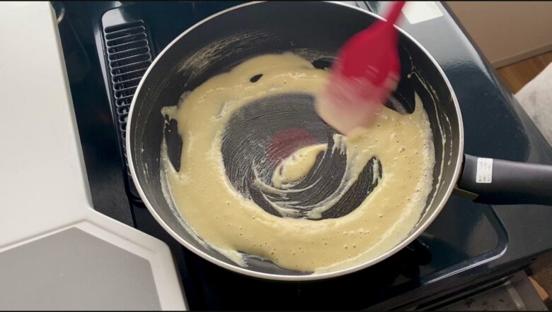 フライパンでバターと小麦粉を炒めている様子-2