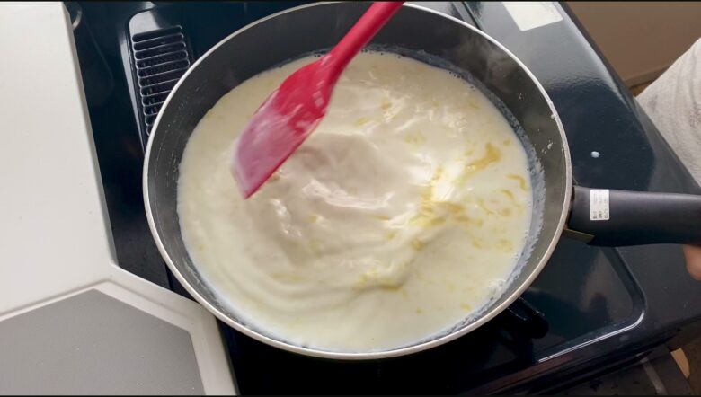 フライパンでバターと小麦粉に牛乳を加えた様子