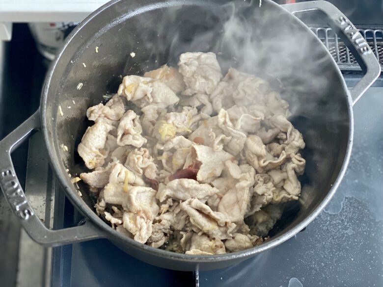 ストウブ鍋で炒めた豚ロース肉