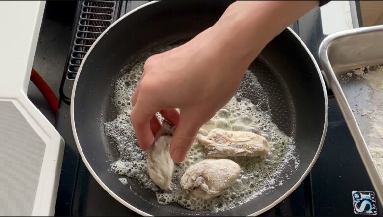 フライパンでバターを溶かして牡蠣を焼いている様子