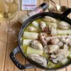 ストウブ鍋で煮込んだ牡蠣と長ねぎコンフィのオイル煮と白ワイングラス