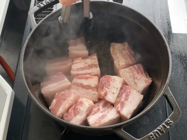 ストウブ鍋で焼いている豚バラ肉