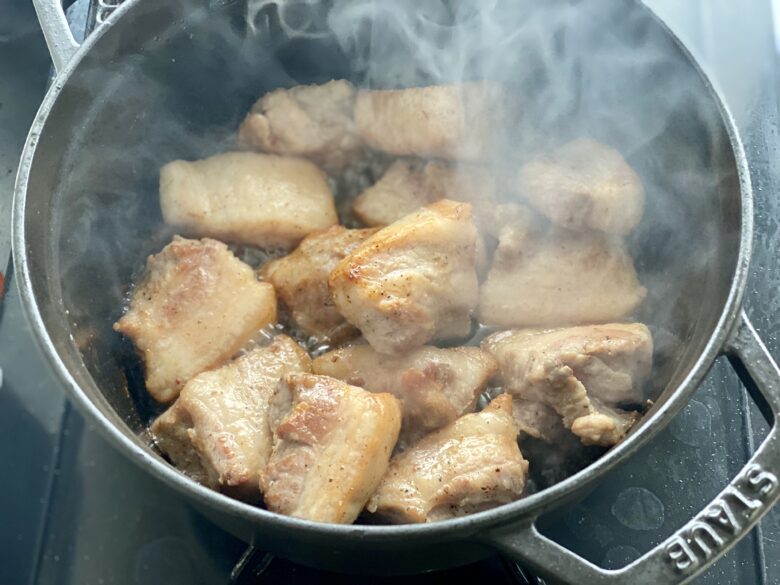 ストウブ鍋でこんがり焼いた豚バラ肉