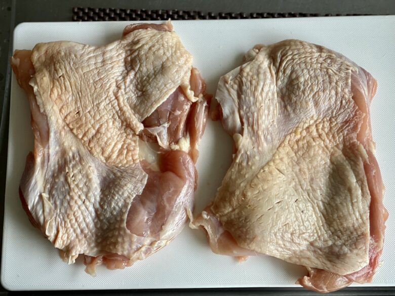 下処理して包丁で切れ目を入れた鶏もも肉