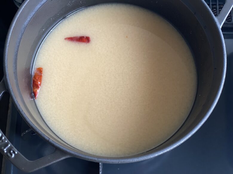 ストウブ鍋で煮立たせている味噌豚角煮の煮汁