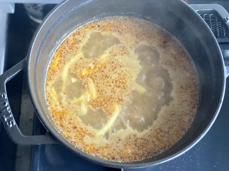 ストウブ鍋で煮立てているトムヤムクン風スープカレー