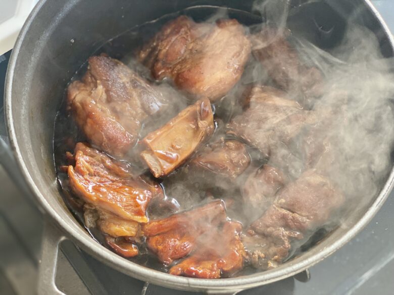 ストウブ鍋で煮込んだ豚スペアリブ