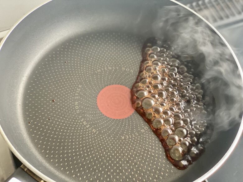フライパンで煮詰めているバルサミコ酢