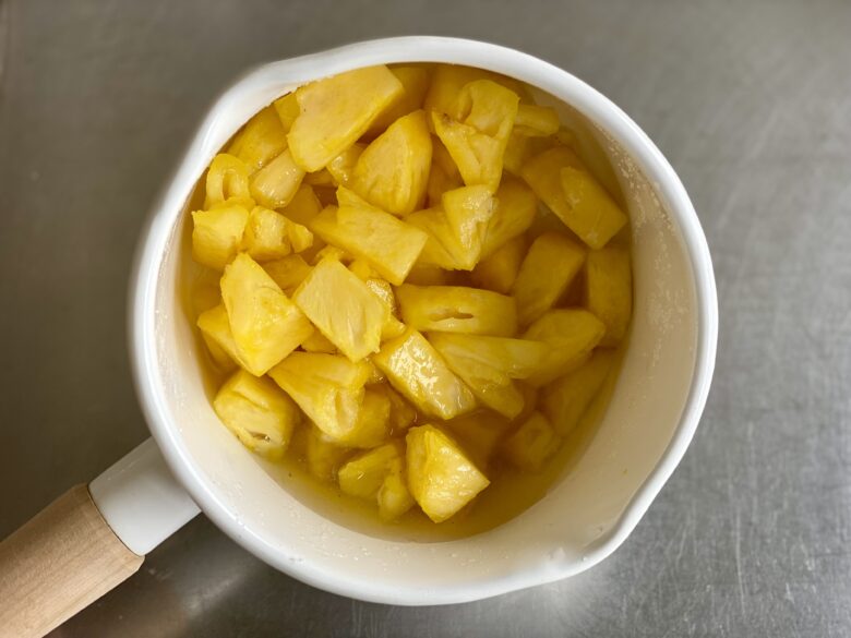 ホーロー鍋でグラニュー糖をまぶして数時間置いたパイナップル