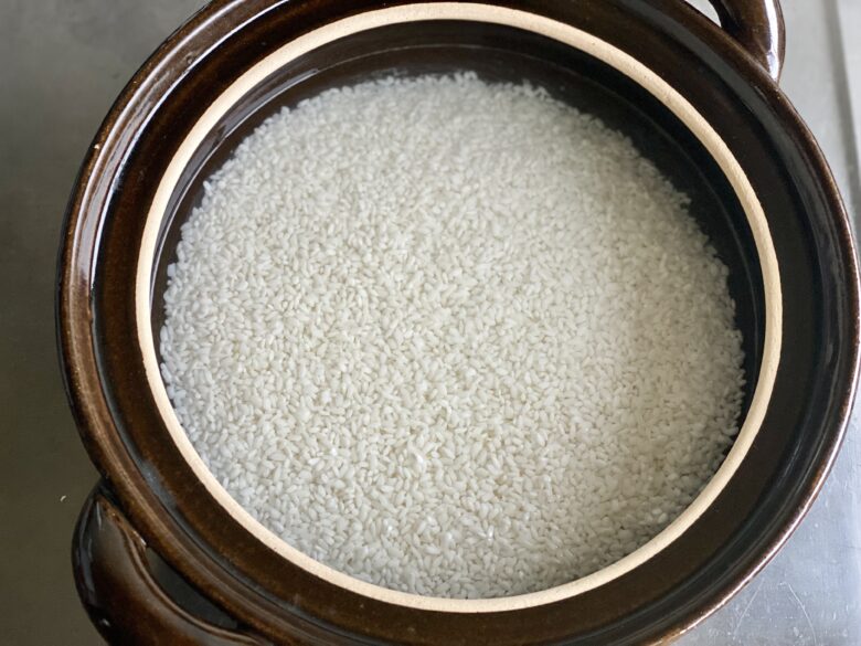 土鍋で吸水している米