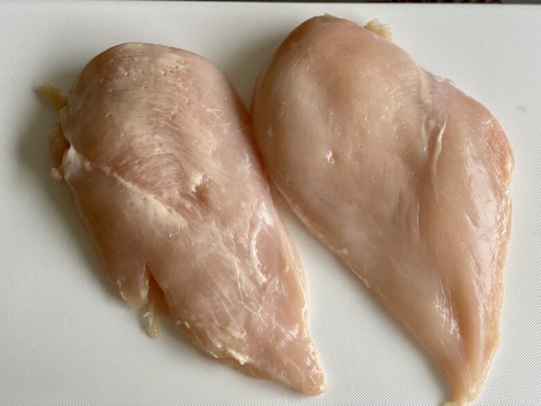 皮をむいて余分な脂肪や筋を取り除いた鶏むね肉