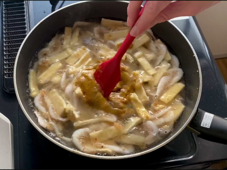 フライパンでラクサのスープを煮込んでいるところ