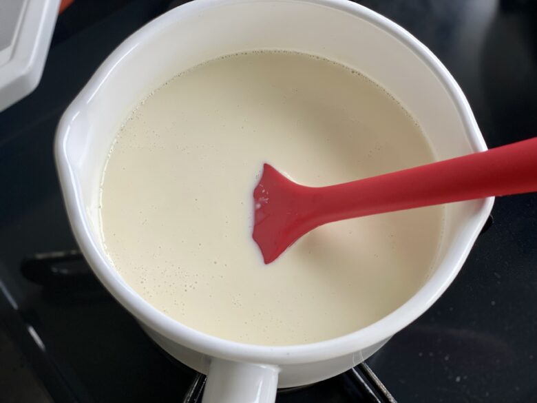 ホーロー鍋で温めている豆乳と生クリーム