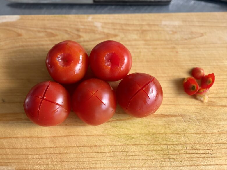 ヘタをくり抜いたトマト