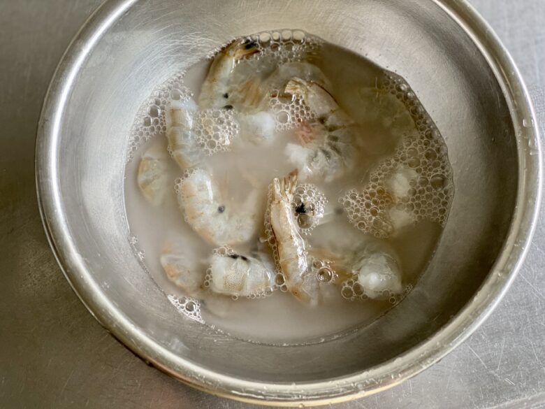 水溶き片栗粉で洗ったバナメイエビ