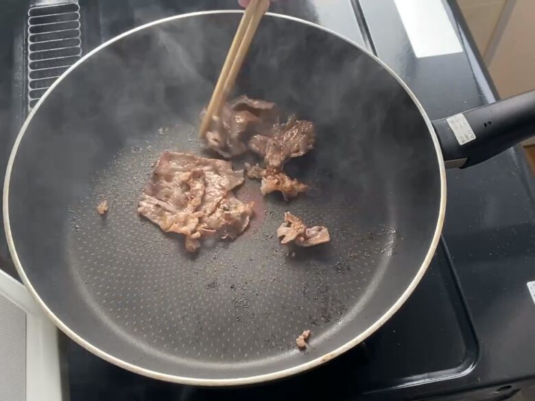 フライパンで焼いている牛薄切り肉