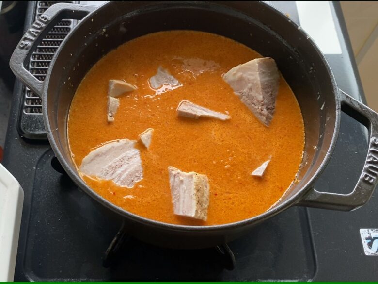 ストウブ鍋で煮込む前の豚肉とトマトのスープカレー