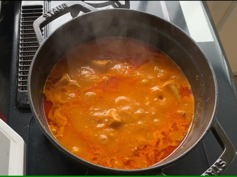ストウブ鍋で煮込んだの豚肉とトマトのスープカレー