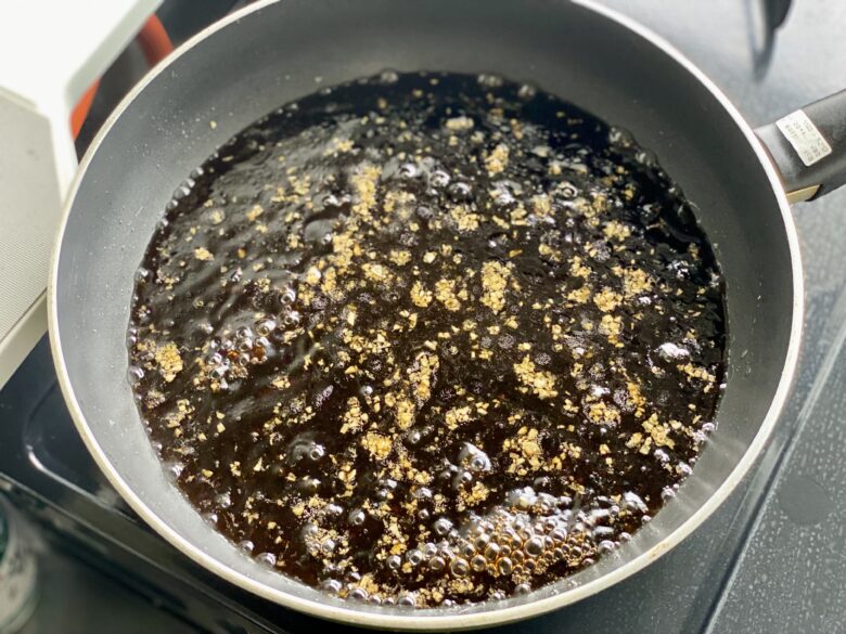 フライパンで煮たてた黒酢しょうゆだれ